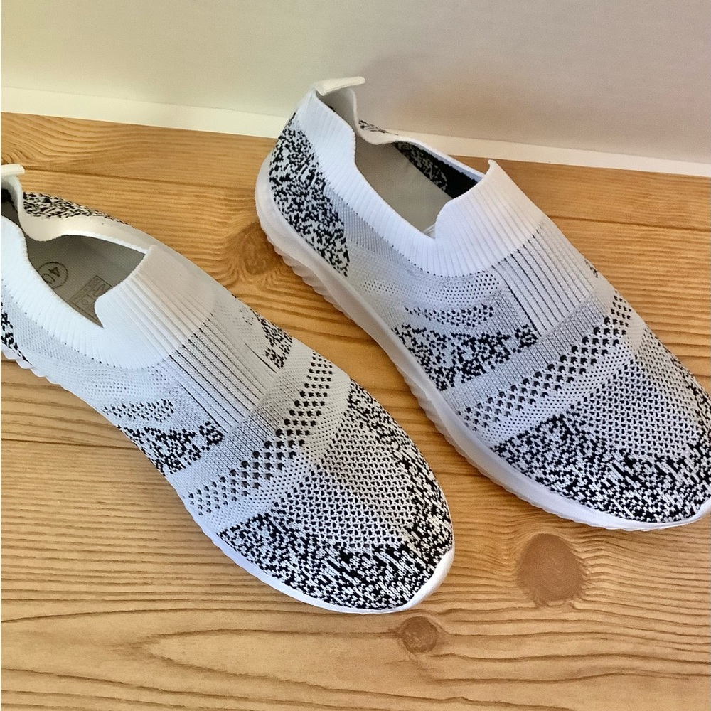 NWOT.  Women’s Slip On Shoes.    Size 10(40) - Picture 4 of 5
